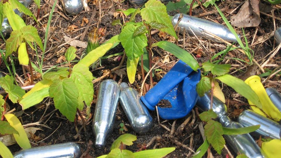 Wikipedia Creative Commons License. Nitrous oxide (N2O) whippits used for their euphoric and hallucinatory effect by Dutch youngsters near a secondary school in Utrecht-West, The Netherlands. Datum	3 mei 2017, 15:04:12 Bron	Eigen werk Auteur	Hansmuller