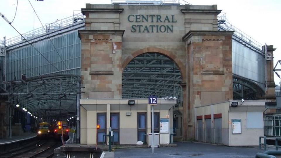 Glasgow main train station. Author: Thomas Nugent  Attribution (required by the license)  Thomas Nugent / Glasgow Central Station /   CC BY-SA 2.0