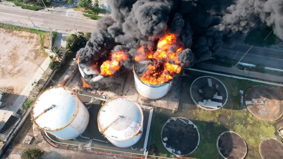 Wikipedia Creative Commons License  Description: A fuel storage tank fire in Columbia  Date: December 22, 2022  Source: elcolombiano.com/colombia/incendio-en-barranquilla-controlan-llamas-en-un-tanques-de-combustible-que-causo-emergencia-HG19686010  Author: Unknown