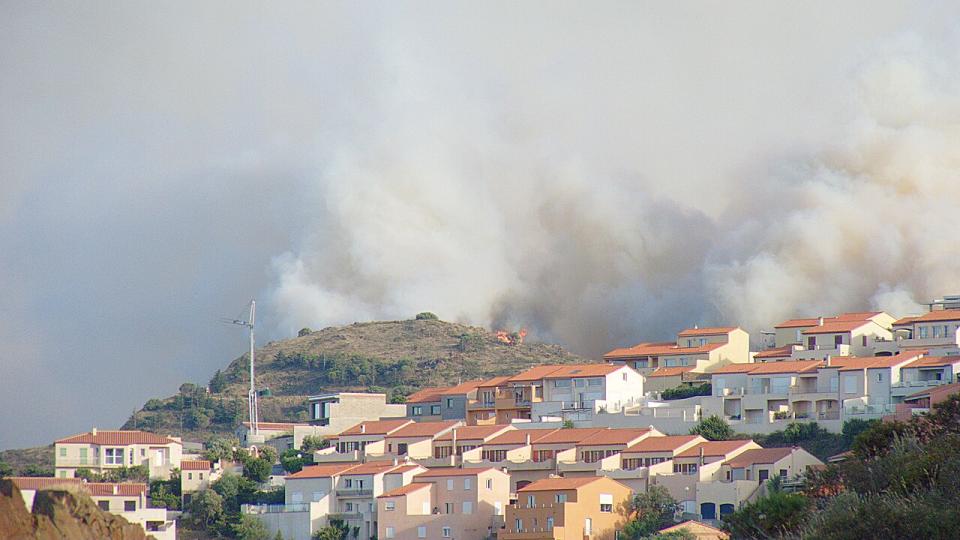 Fire between Cervera de la Marenda (Pyrénées-Orientales, Languedoc-Roussillon, France) and Portbou (Alt Empordà, Girona, Catalonia, Spain).