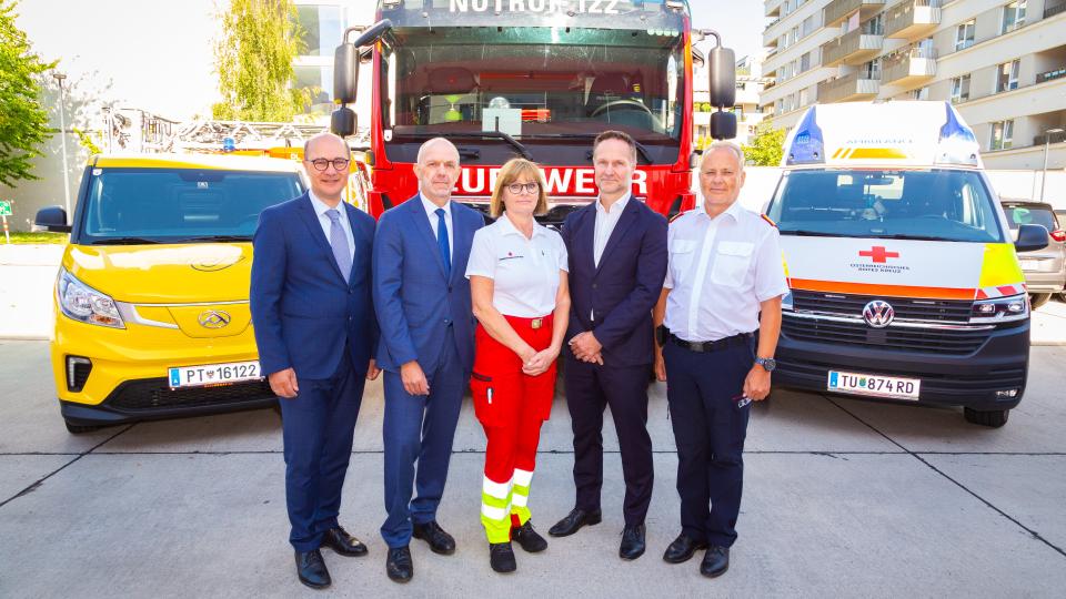 Photo by Mathias Seyifert. From left to right: Municipal Association President Johannes Pressl, Association of Cities Secretary General Thomas Weninger, Deputy Federal Rescue Commander Monika Stickler, Dominik Nagel – Austrian Post AG, Fire Brigade Vice President Günter Trinker. 