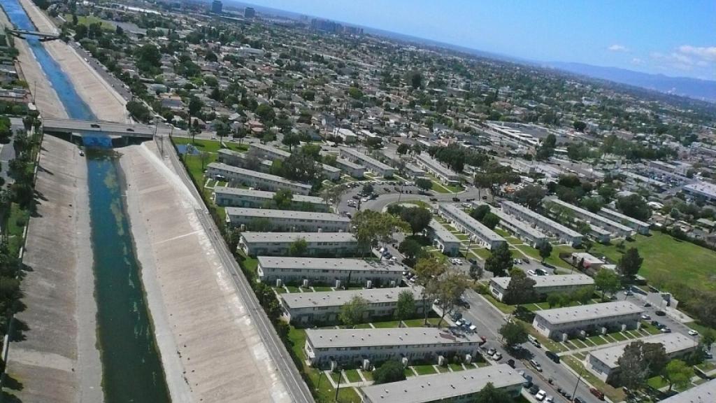 English: Springtime overnight rains run off into La Ballona Creek, in the Del Rey-Mar Vista district of western Los Angeles. This picture taken from a kite. Mar Vista Gardens (public housing) can be seen on the right, as a cleanup crew works under the Inglewood Blvd. overpass. Date	8 April 2009 Source	Own work Author	Joelorama Permission (Reusing this file)	Attribution-ShareAlike 3.0 US based on United States law Camera location	33° 59′ 27.66″ N, 118° 24′ 34.69″ W Kartographer map based on OpenStreetMap.	Vi
