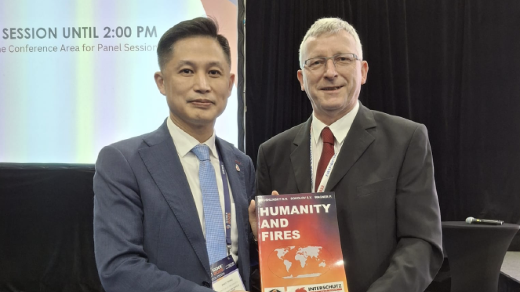 Andy Yeung Yan Kin (Director, Hong Kong Fire Services Department) – left and Dr Peter Wagner (Chair, Center for Fire Statistics of CTIF) -right.